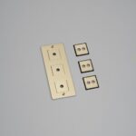 Rāmis 3-vietīgs Buster + Punch London 3G WALL PLATE / VERTICAL / BRASS, CPL-052397