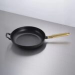 Panna ēdiena gatavošanai STAUB X Buster + Punch London PAN / Ø 28 CM / CROSS / BRASS