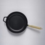 Panna ēdiena gatavošanai STAUB X Buster + Punch London PAN / Ø 28 CM / CROSS / BRASS