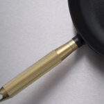 Panna ēdiena gatavošanai STAUB X Buster + Punch London PAN / Ø 28 CM / CROSS / BRASS